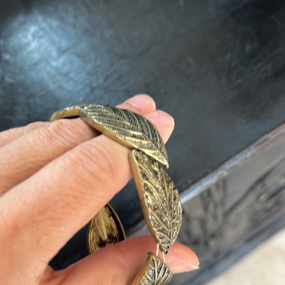 Stretchy elastic band gold toned leaf patterned bracelet - Picture 4 of 4